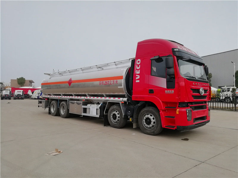上汽紅巖29.7方前四后八鋁合金運(yùn)油車，20噸運(yùn)油車