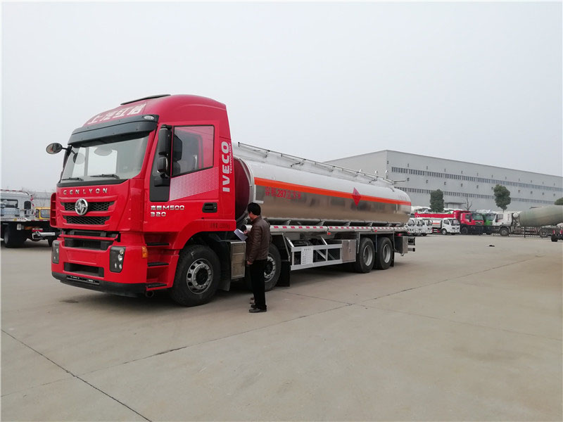 上汽紅巖29.7方前四后八鋁合金運油車，20噸運油車